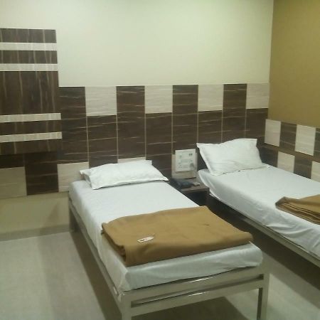 Hotel Crystal Surat Exterior foto